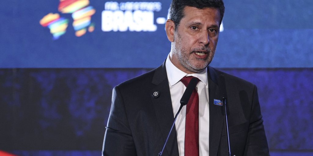 Ministro destaca queda do analfabetismo no Brasil ligada a políticas educacionais