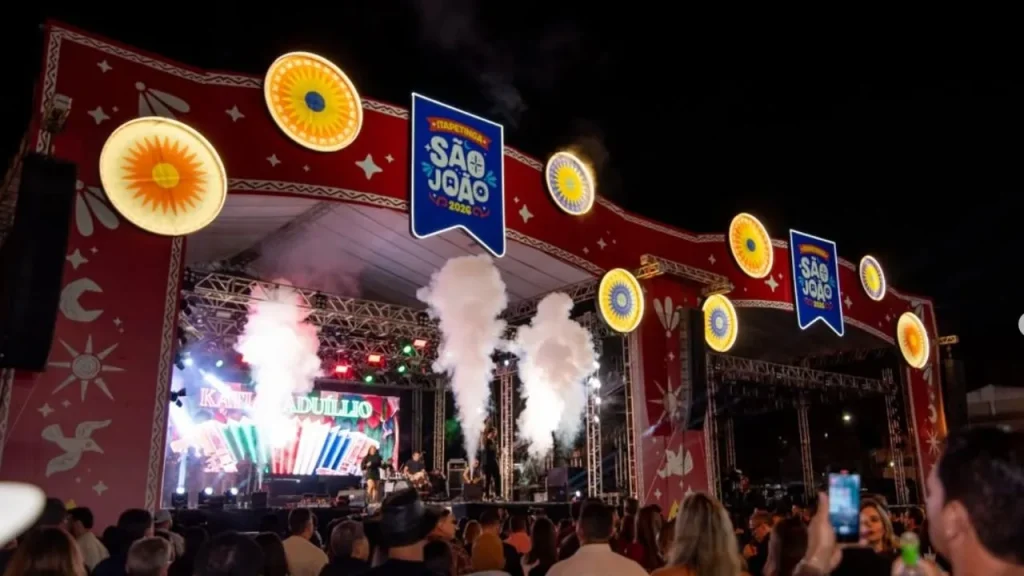 Palco cede durante show de Amado Batista no São João de Itapetinga