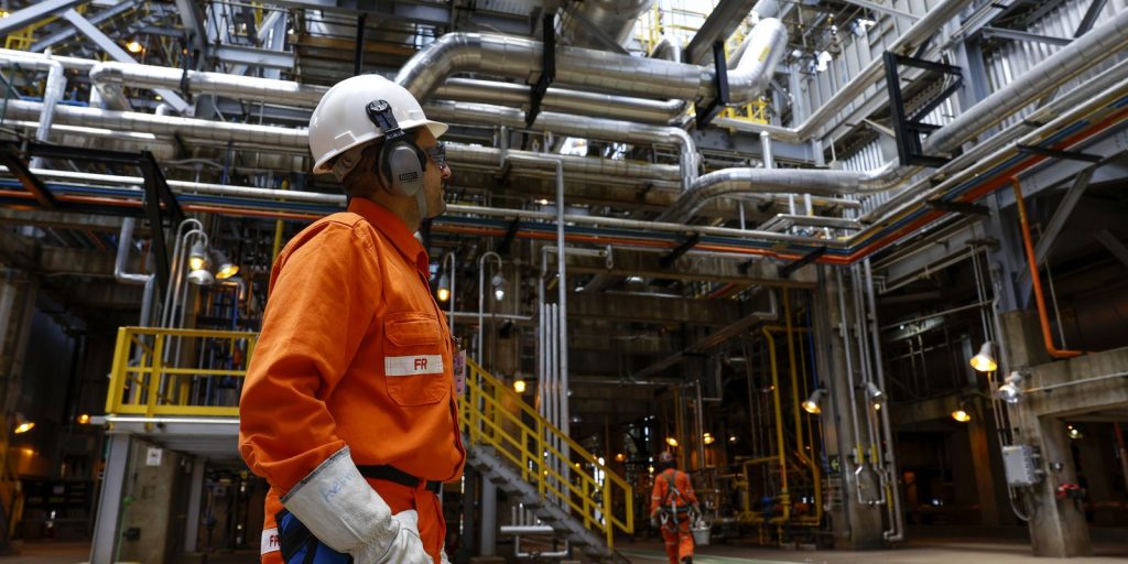 PIB cresce só 0,1% em abril com juros altos e petróleo caro