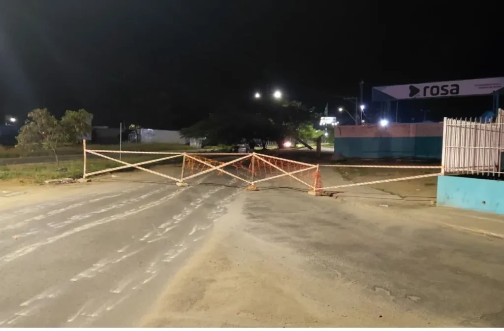 Poste cai e interdita avenida em Vitória da Conquista na noite de domingo