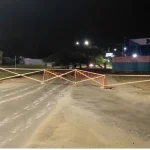 Poste cai e interdita avenida em Vitória da Conquista na noite de domingo