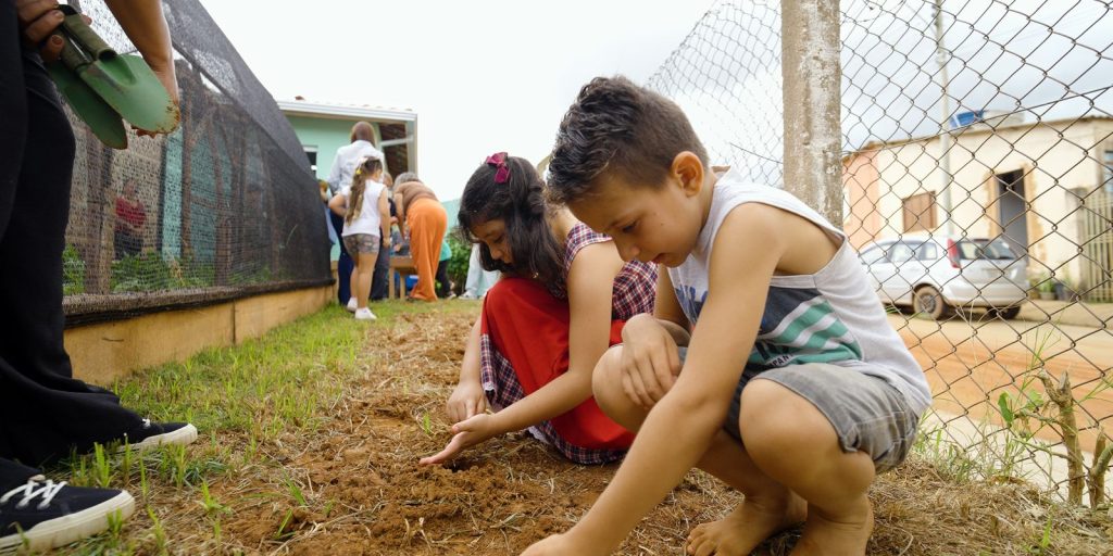 Projeto leva aulas para quintais e valoriza saberes do campo