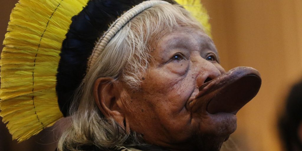 Raoni, 94 anos, enfrenta cirurgia intestinal em SP neste sábado
