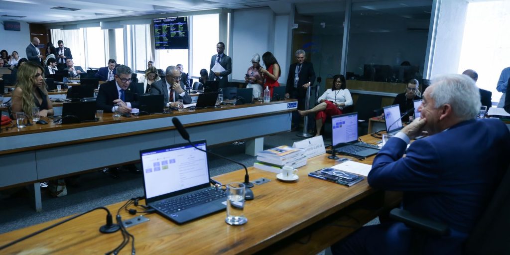 Senado define prazo para PEC que elimina jornada 6×1 e reduz horas