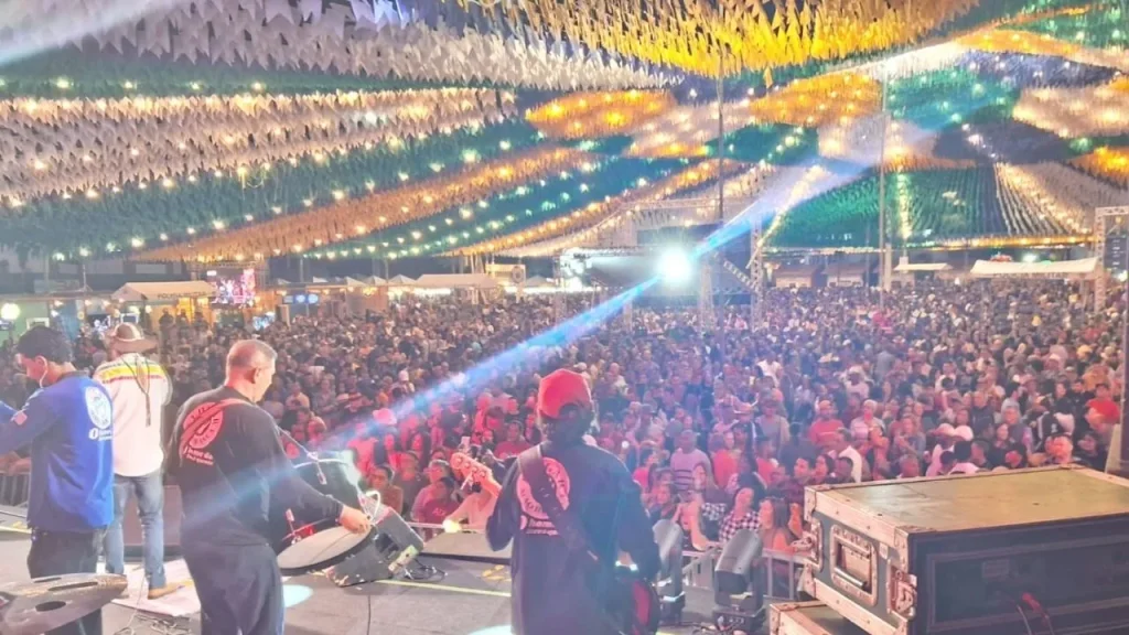 Terceira noite do Gurutuba lota Guanambi com 30 mil foliões