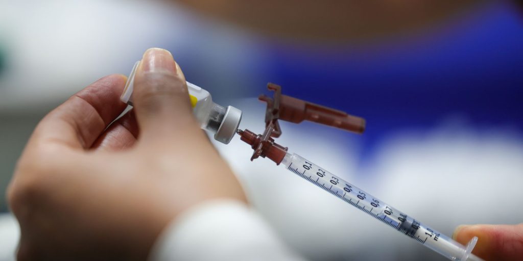 Vacina contra dengue para crianças segue disponível nos postos
