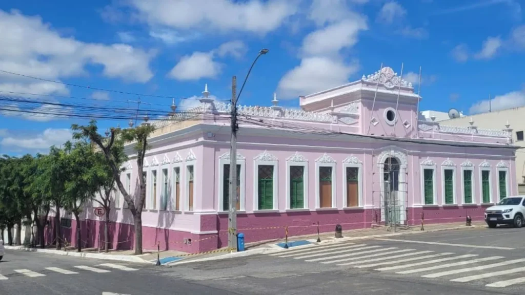 Vitória da Conquista sanciona reajuste salarial e novo auxílio-alimentação