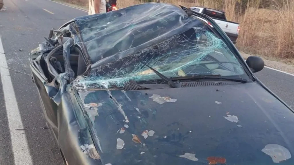 Caminhão tomba na BR-122 após colidir com dois veículos em Guanambi
