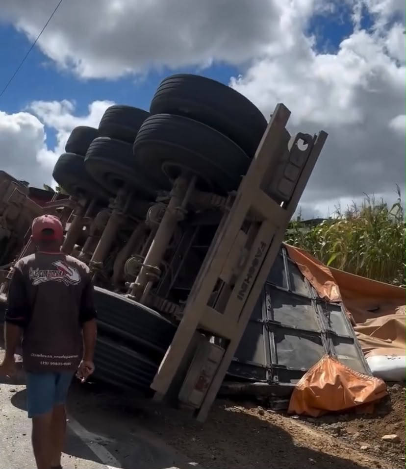 Carreta carregada de ração capota na rodovia entre Monte Alegre e Porto da Folha