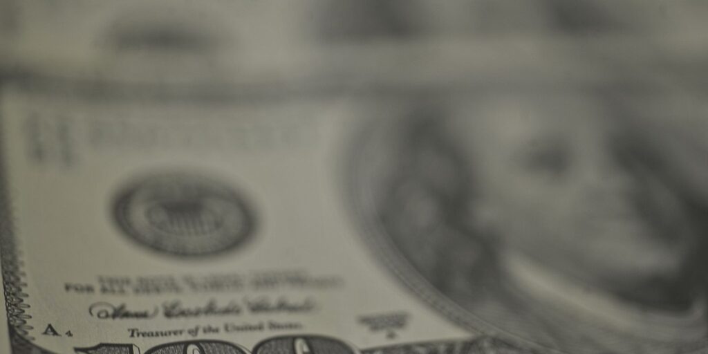 Dólar cai levemente, bolsa tem queda e petróleo dispara com tensões no Oriente Médio