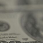 Dólar cai levemente, bolsa tem queda e petróleo dispara com tensões no Oriente Médio
