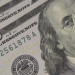 Dólar se aproxima de R$ 5,10 com tarifas e tensão no mercado global