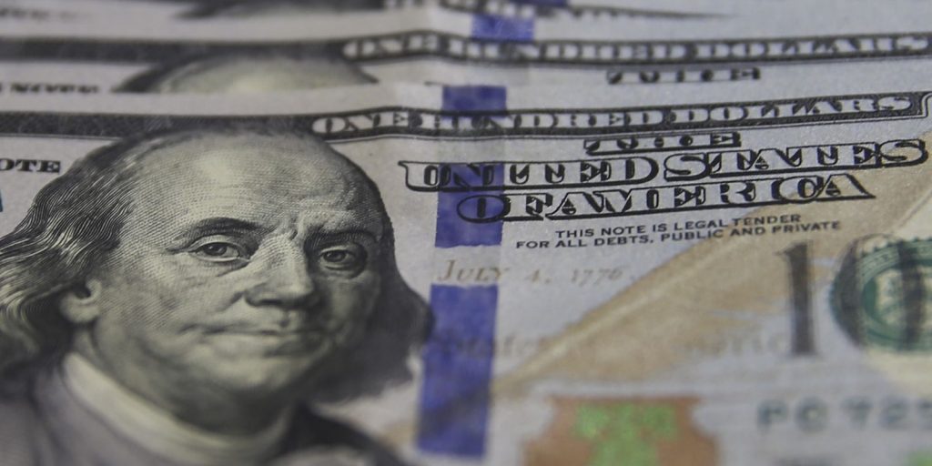 Dólar ultrapassa R$ 5,20 e bolsa de SP fecha em queda com incertezas sobre juros nos EUA