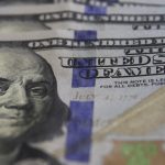 Dólar ultrapassa R$ 5,20 e bolsa de SP fecha em queda com incertezas sobre juros nos EUA