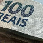 Dólar cai para R$ 5,07, menor nível em um mês; bolsa tem leve queda