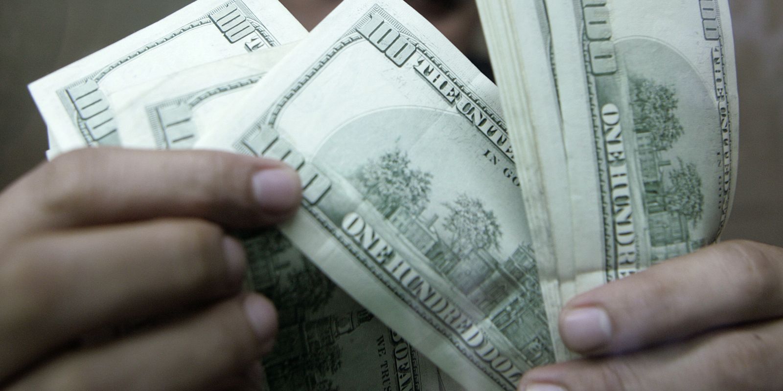 Dólar sobe ao fim da semana, mas fecha julho com queda de 1,82%