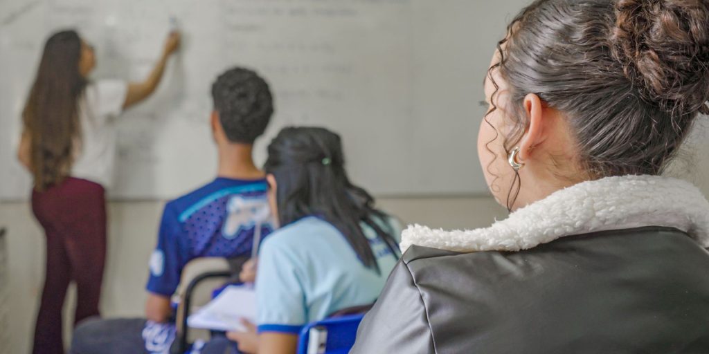 Estudantes nascidos em maio e junho recebem hoje parcela do Programa Pé-de-Meia