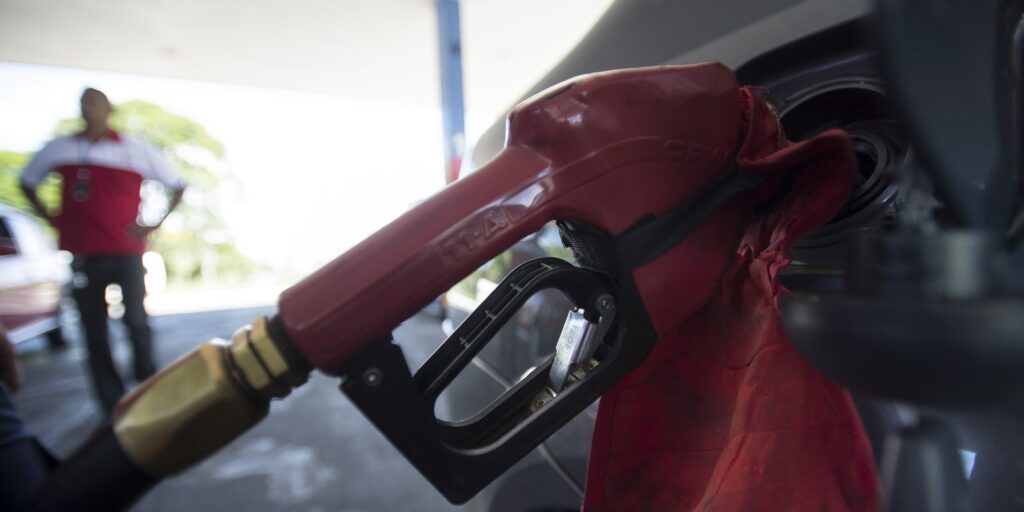 Governo adia decisão sobre subsídio da gasolina após alta do petróleo