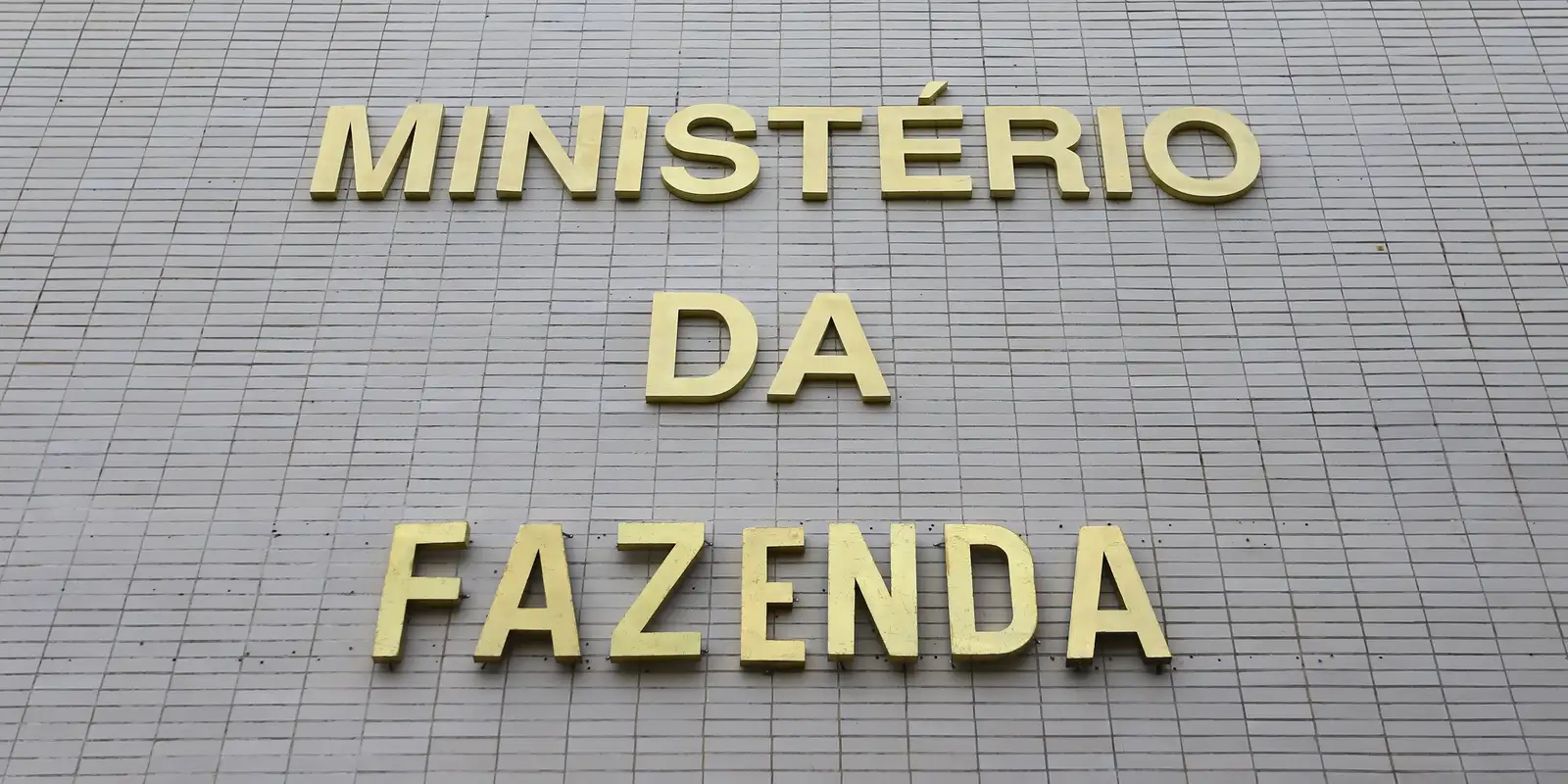 Governo reduz previsão de déficit primário para R$ 52 bilhões