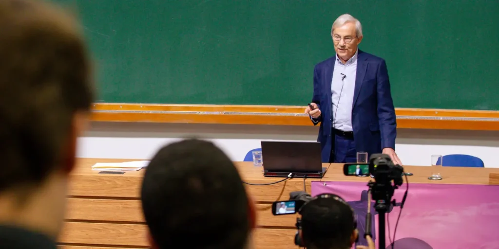 Nobel de Economia afirma que impacto da IA no emprego é superestimado