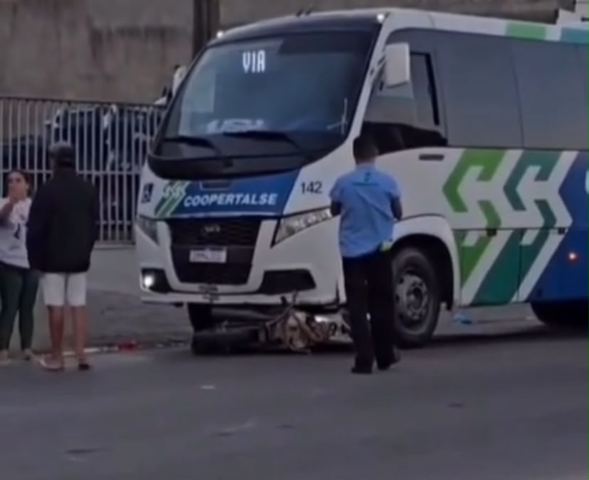 Ônibus da Coopertalse atinge moto; condutor fica preso em Monte Alegre