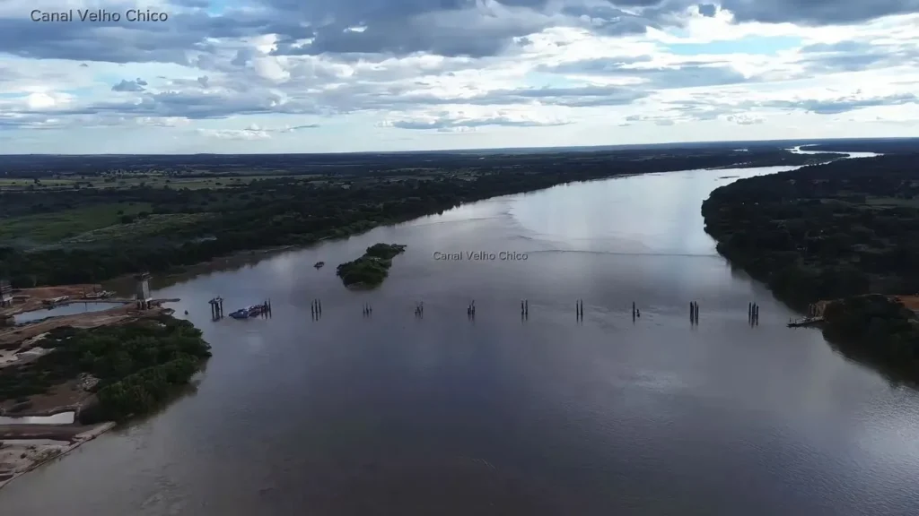Ponte sobre o Rio São Francisco em Minas alcança 50% de execução