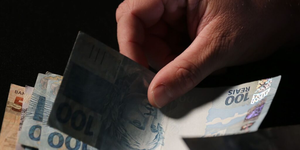 Trabalhadores nascidos em setembro e outubro recebem abono salarial hoje