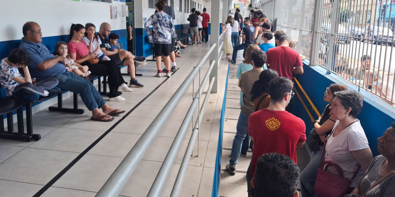 57 dos 62 postos de vacinação em São Paulo registram filas longas