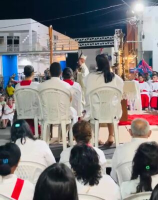 Bispo Dom George chama atenção do prefeito Vado Gavião durante procissão em Santa Rosa do Ermínio