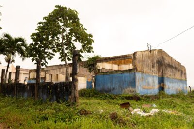 Em Itabaiana, prédio de escola fechada na gestão Valmir vira depósito de lixo