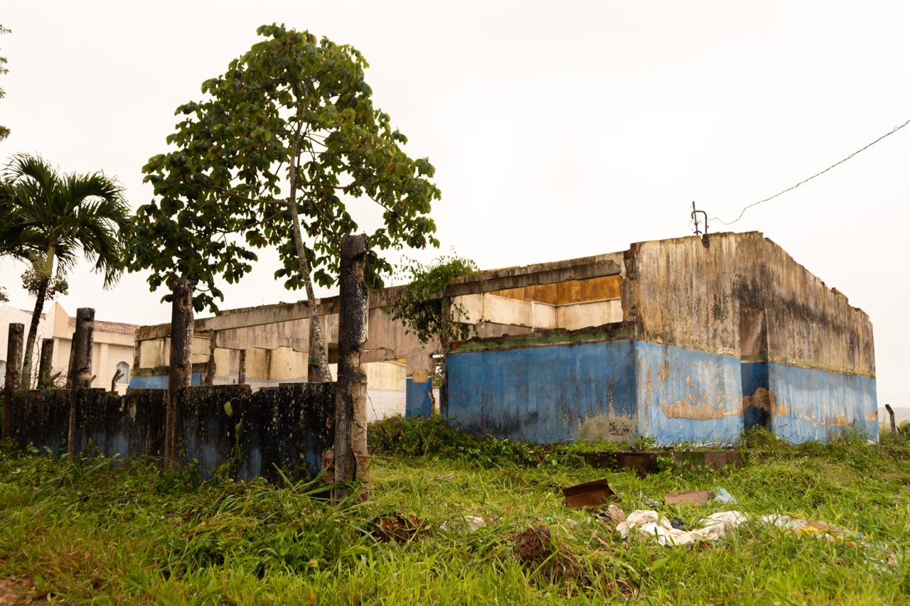 Em Itabaiana, prédio de escola fechada na gestão Valmir vira depósito de lixo