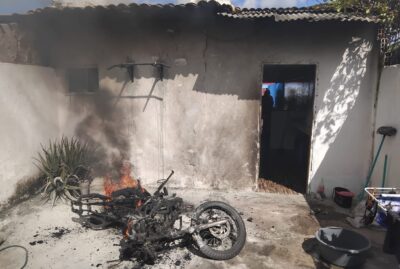 Bombeiros controlam incêndio em motocicleta dentro de casa no Piabeta