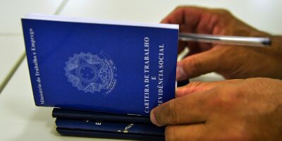 Brasil abre 58.568 vagas com carteira em julho, queda acentuada