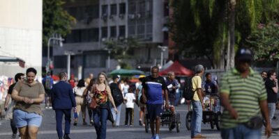 Brasil chega a 214,2 milhões; crescimento populacional desacelera