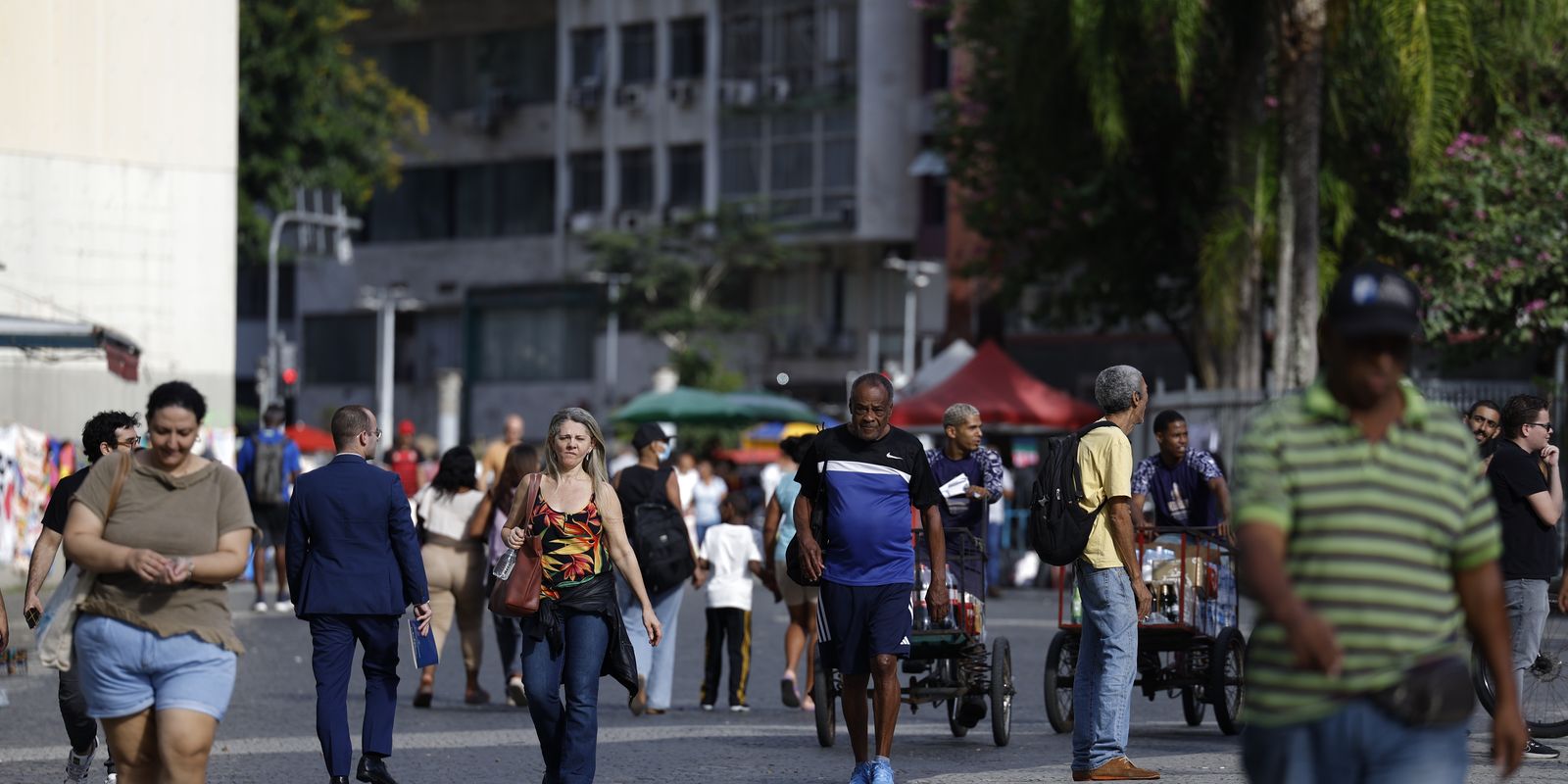 Brasil chega a 214,2 milhões; crescimento populacional desacelera