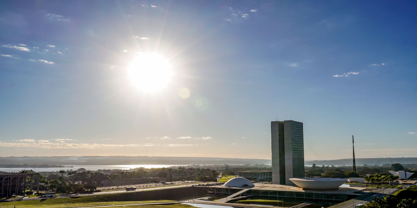 Congresso vota fim da jornada 6×1 e isenção da ‘taxa das blusinhas’