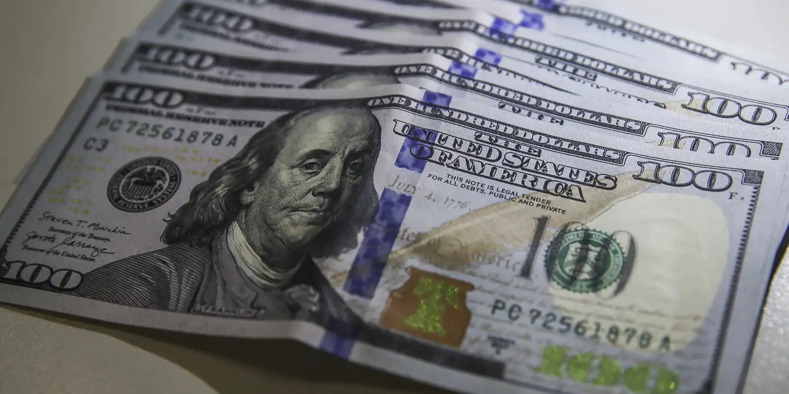 Dólar atinge menor valor em três semanas; bolsa apresenta alta de 1,22%