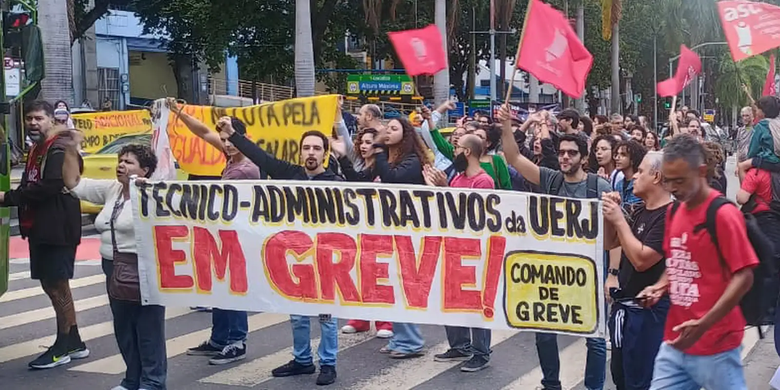 Servidores da Uerj em greve entregam demandas ao governo do Rio de Janeiro