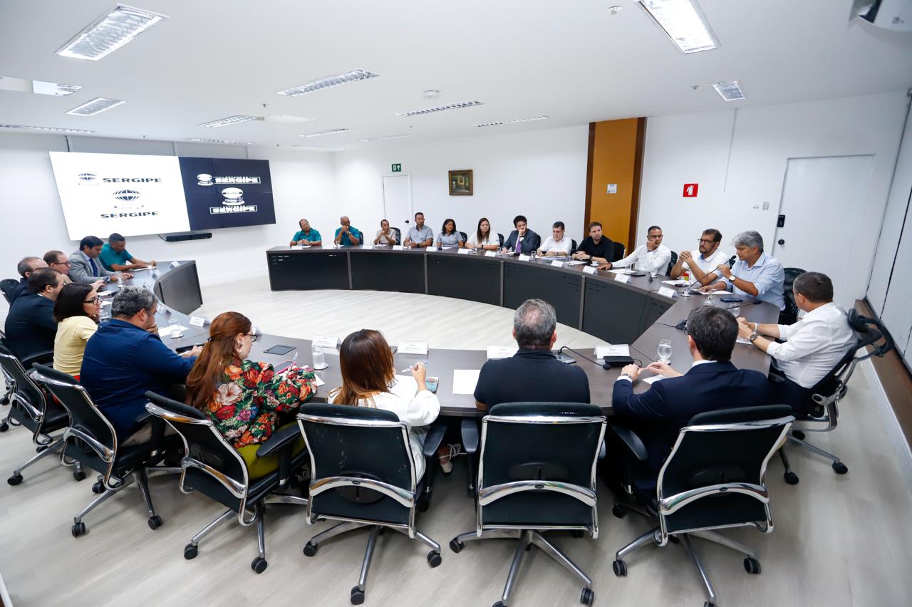 Governador Fábio Mitidieri em reunião com trabalhadores da VRS Transportes