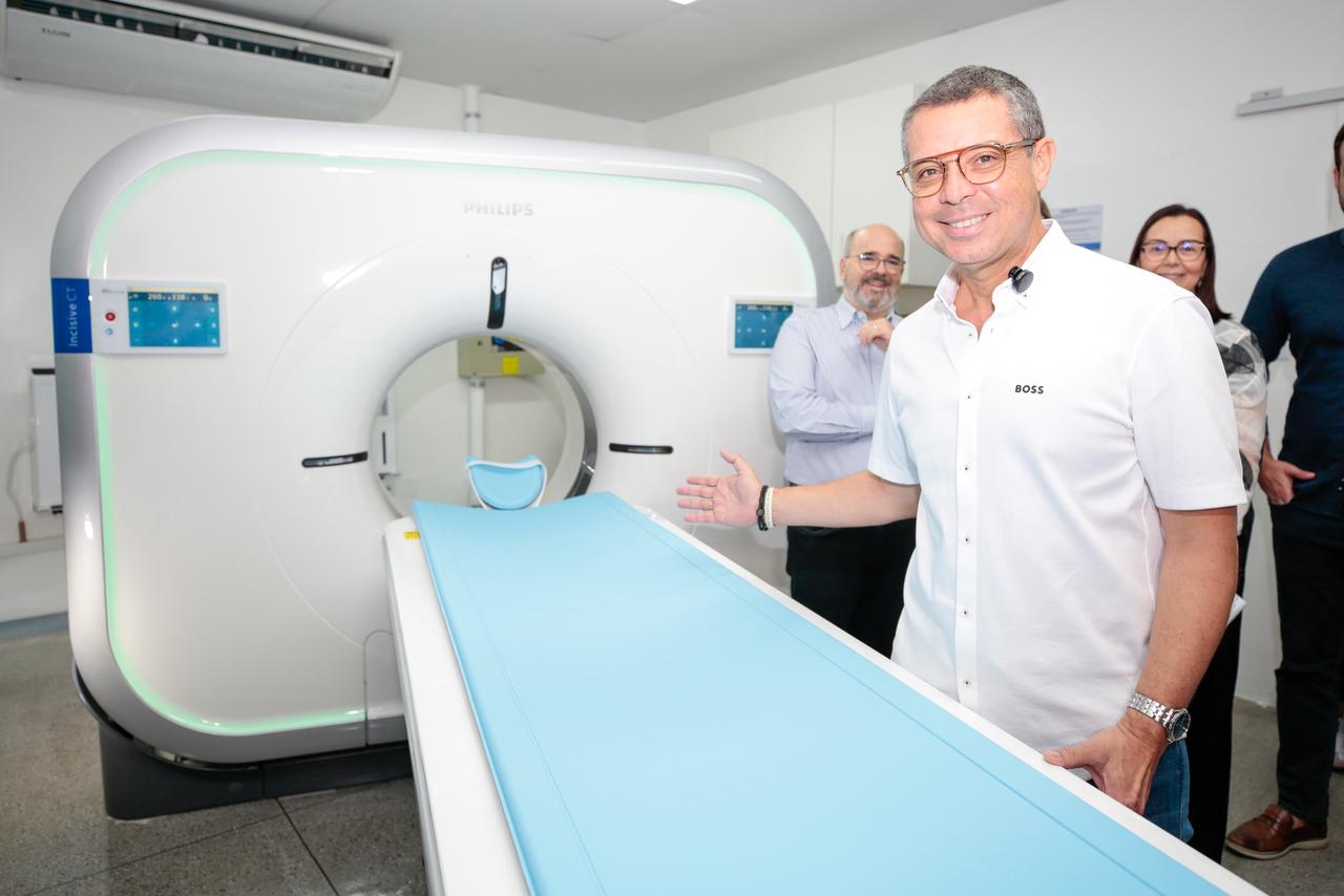 Governador Fábio Mitidieri em unidade de saúde com novos equipamentos de imagem em Sergipe