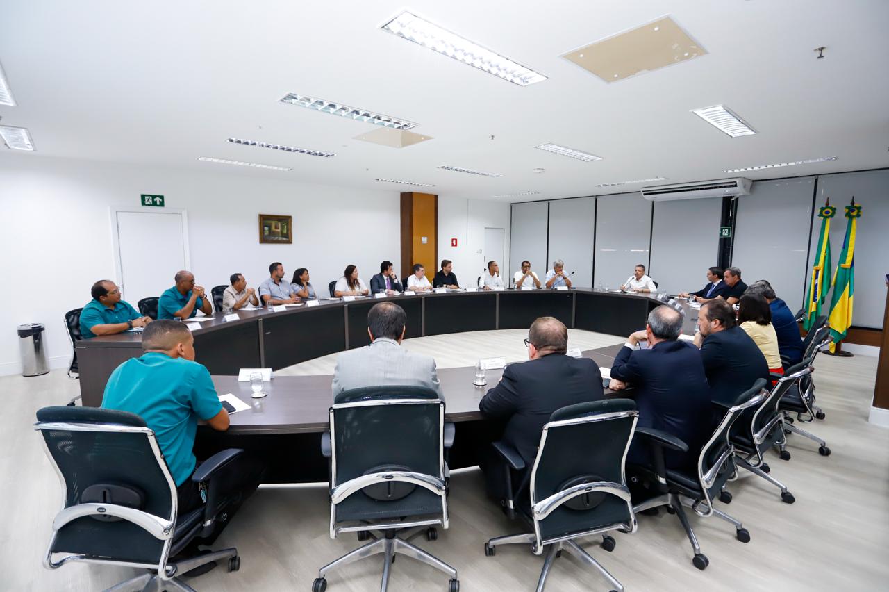 Governador Fábio Mitidieri em reunião com trabalhadores da VRS Transportes