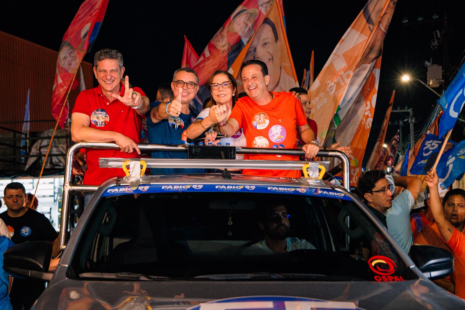 Governador Fábio Mitidieri em minicarreata na zona Oeste de Aracaju