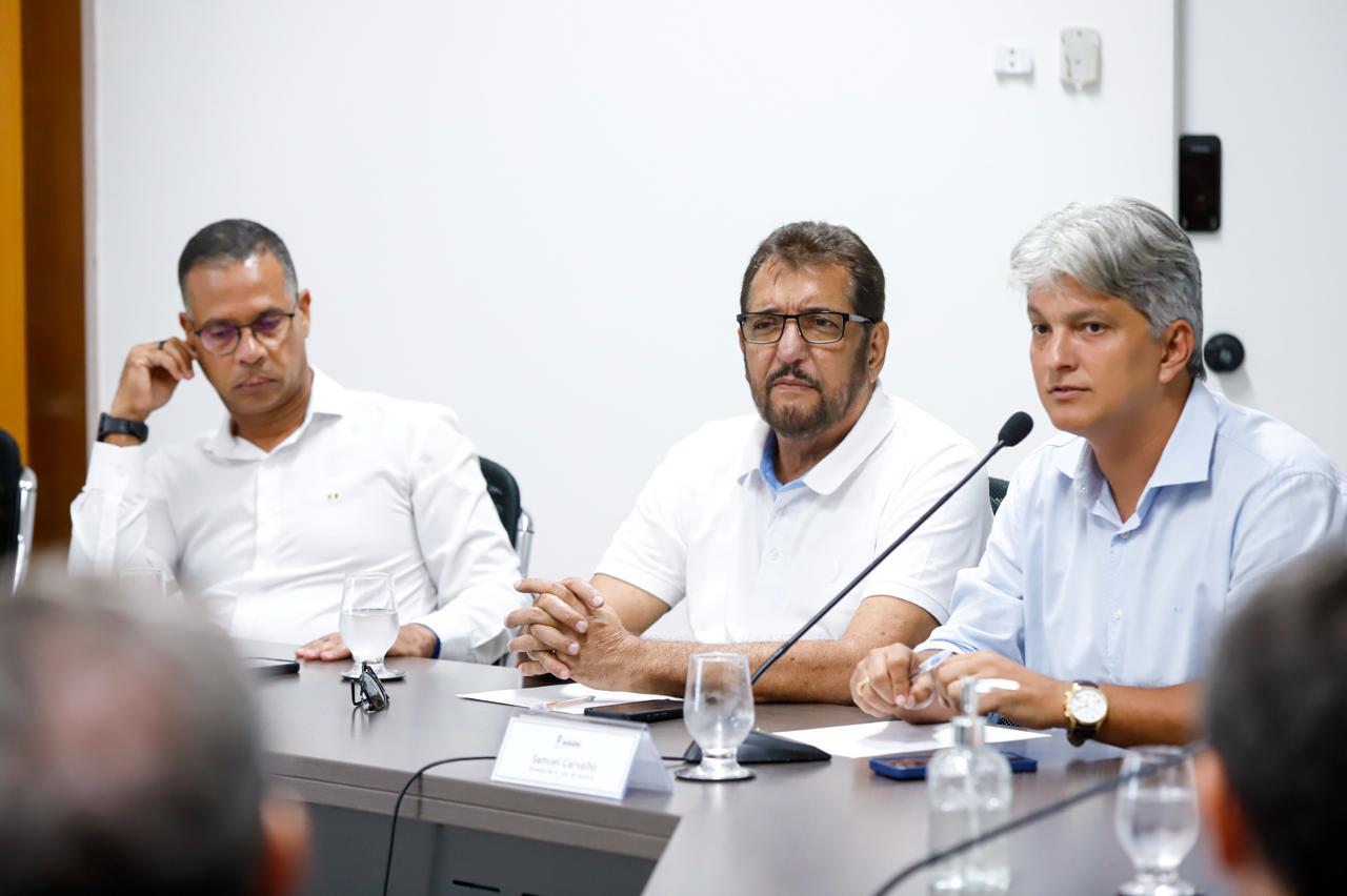 Governador Fábio Mitidieri em reunião com trabalhadores da VRS Transportes