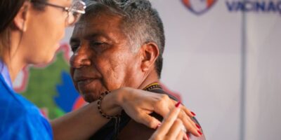 Gota mobiliza voos e leva vacinas a 20 aldeias indígenas