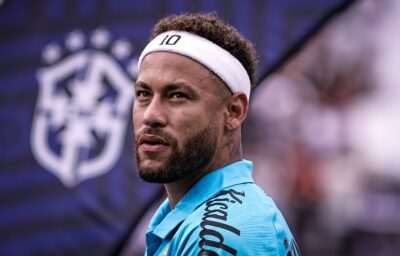 Menino corintiano ganha camisa de Neymar e precisa de escolta para sair