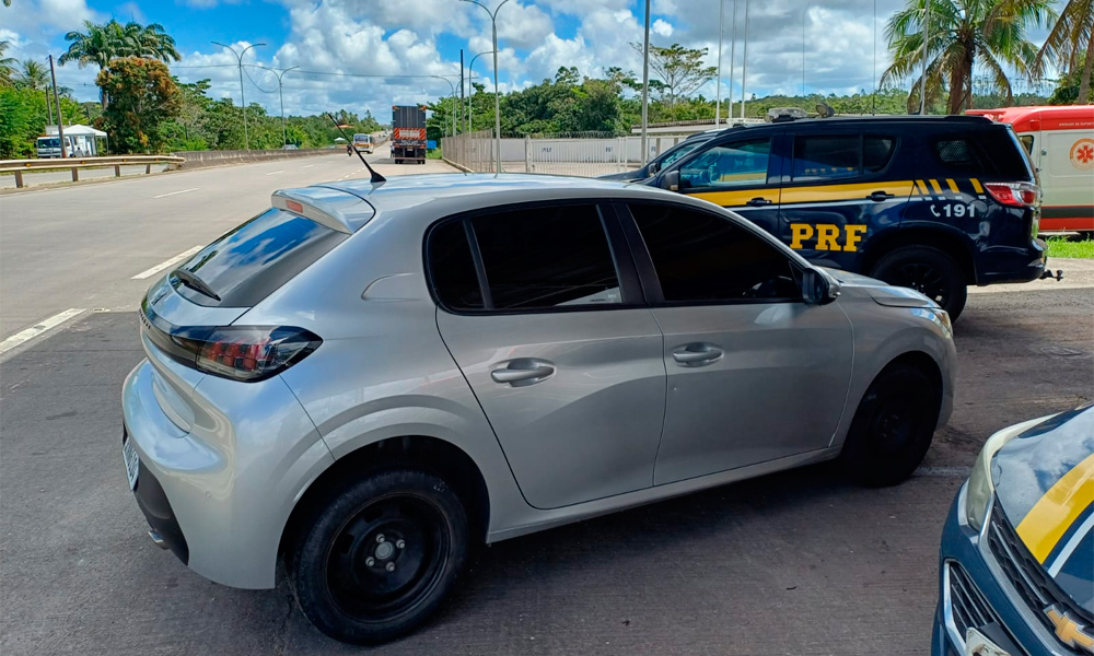 PRF apreende carro furtado de Alagoas em fiscalização na BR-101