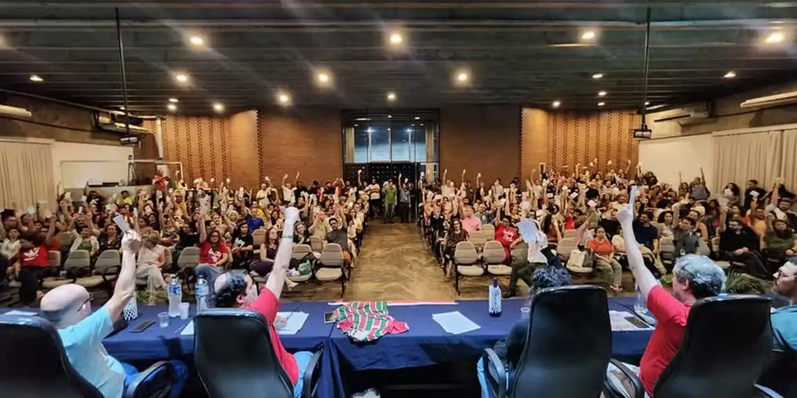 Professores da Uerj encerram greve de três meses e retornam às aulas em julho