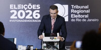 TRE-RJ desmonta urna eletrônica e mostra segurança do voto