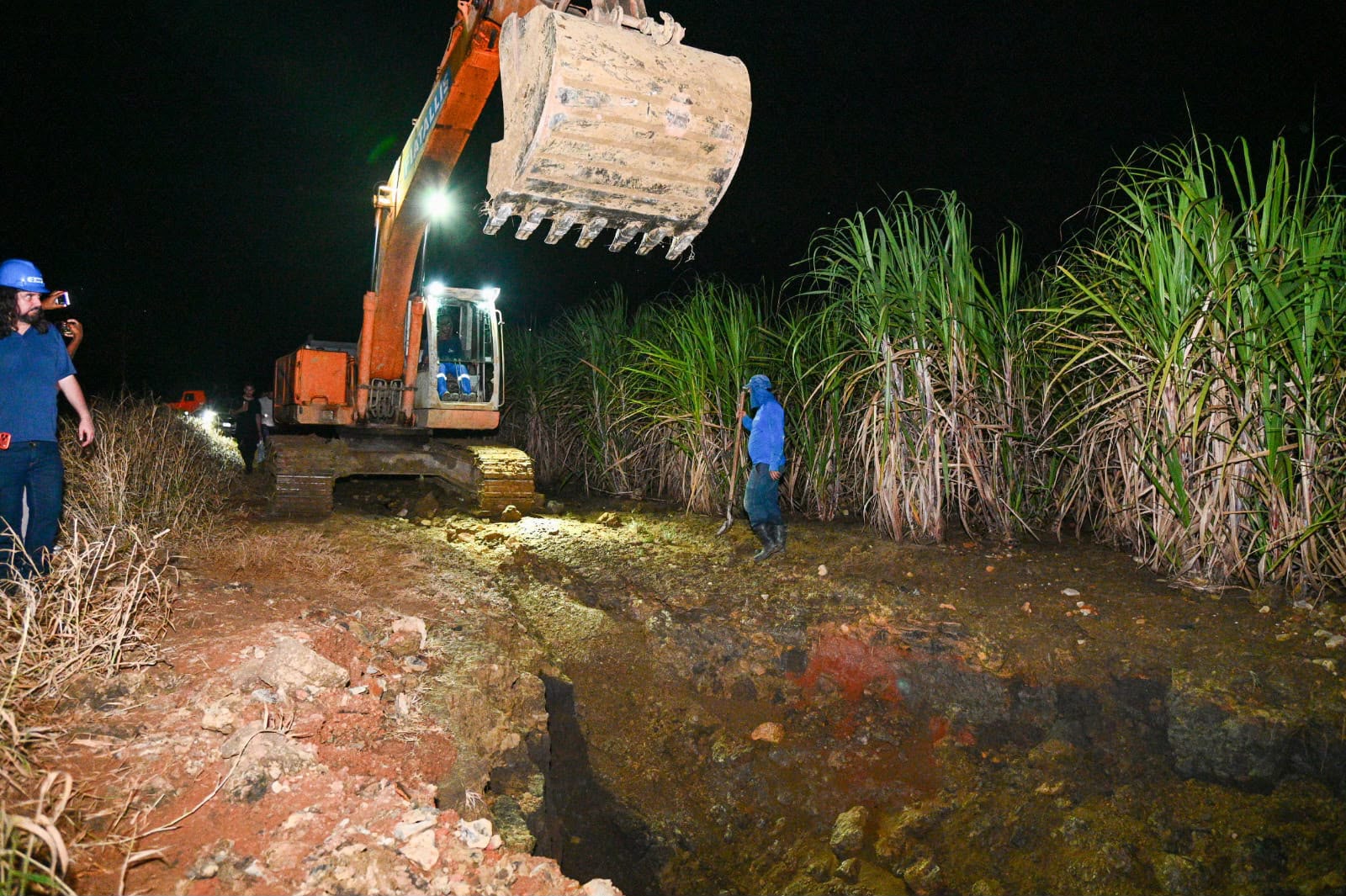 Adutora do São Francisco rompe em dois pontos e Deso trabalha no reparo