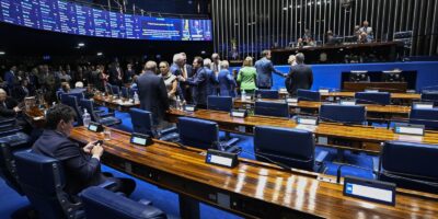 Aziz pede rito especial para levar PEC do 6×1 ao plenário